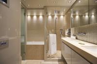 GEORGE-FIVE yacht charter: MASTER CABIN BATHROOM