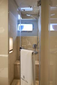 GEORGE-FIVE yacht charter: VIP CABIN BATHROOM