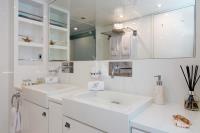 SUN-ANEMOS yacht charter: Master Bathroom