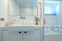 SUN-ANEMOS yacht charter: Twin Bathroom