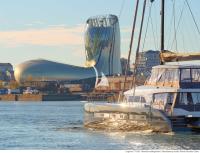 KAJIKIA yacht charter: Sailing in front of the City of wines in Bordeaux