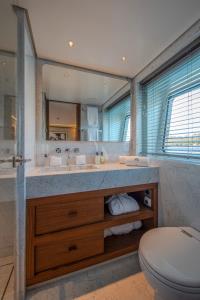 DELTA-ONE yacht charter: guest bathroom