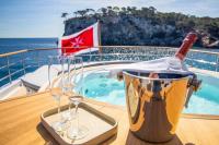 DELTA-ONE yacht charter: jacuzzi champagne