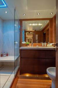 ZALIV-III yacht charter: Twin Bath