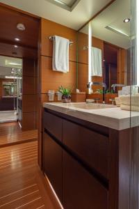 ZALIV-III yacht charter: Master Bath III