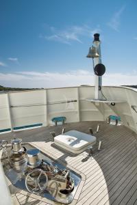 INDIAN yacht charter: Indian Stern on main deck