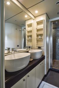 INDIAN yacht charter: master ensuite