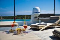 INDIAN yacht charter: aperitif served on sundeck
