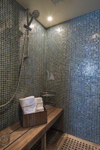 INDIAN yacht charter: Master shower box