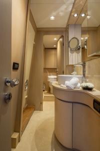 SUMMER-FUN yacht charter: VIP Bathroom