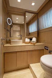 SUMMER-FUN yacht charter: Guest Cabin WC