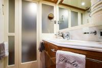 PIOLA yacht charter: Master en-suite