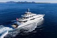 TAHI yacht charter: TAHI underway