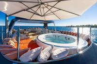 TAHI yacht charter: Sun Deck