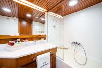 WIND-OF-FORTUNE yacht charter: En suite facilities