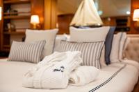 WIND-OF-FORTUNE yacht charter: Master Suite