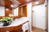 WIND-OF-FORTUNE yacht charter: En suite facilities