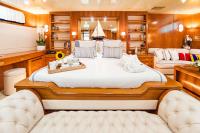 WIND-OF-FORTUNE yacht charter: Master Suite