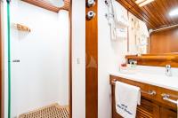 WIND-OF-FORTUNE yacht charter: En suite facilities