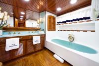 WIND-OF-FORTUNE yacht charter: Master Suite - En suite facilities