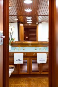 WIND-OF-FORTUNE yacht charter: En suite facilities
