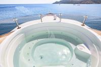 WIND-OF-FORTUNE yacht charter: Jacuzzi