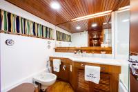 WIND-OF-FORTUNE yacht charter: En suite facilities