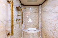 COME-PRIMA yacht charter: come prima Master ensuite