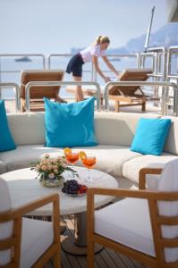 COME-PRIMA yacht charter: Sundeck Lifestyle