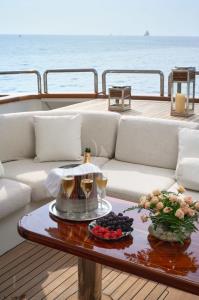COME-PRIMA yacht charter: Aft Sitting Area