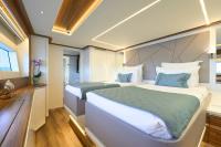 ATRAVERSIA yacht charter: port fore VIP double or twin cabin