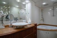 MEDUSA yacht charter: Master en-suite bathroom