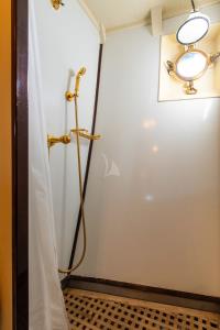 DP-MONITOR yacht charter: Shower