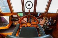 DP-MONITOR yacht charter: Cockpit