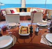 DP-MONITOR yacht charter: Aperitif table setting