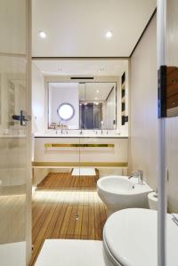 VIVA yacht charter: Master cabin bathroom