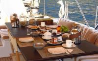 FARANDWIDE yacht charter: Breakfast