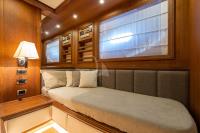 RESILIENCE yacht charter: Twin Cabin's bed