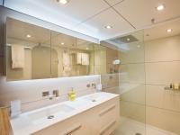 SUNLINER-X yacht charter: Master bathroom