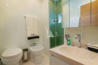 MANU-V yacht charter: Twin Cabin Bathroom