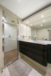 Y42 yacht charter: Double Cabin Shower