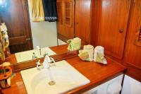 BERNIC-II yacht charter: Bernic Bathroom 2