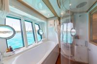 PORTHOS-SANS-ABRI yacht charter: Master ensuite