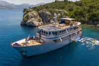 DONNA-DEL-MARE yacht charter: Anchored
