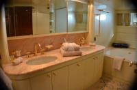 MISS-CANDY yacht charter: Bathroom