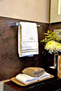 INFINITAS yacht charter: Master suite - Bathroom Details