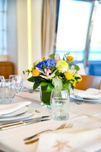 INFINITAS yacht charter: Dining Details
