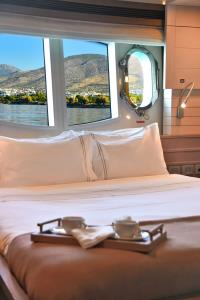 INFINITAS yacht charter: Double suite