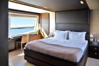 INFINITAS yacht charter: Master suite