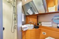 MINE yacht charter: Twin Cabin Bathroom